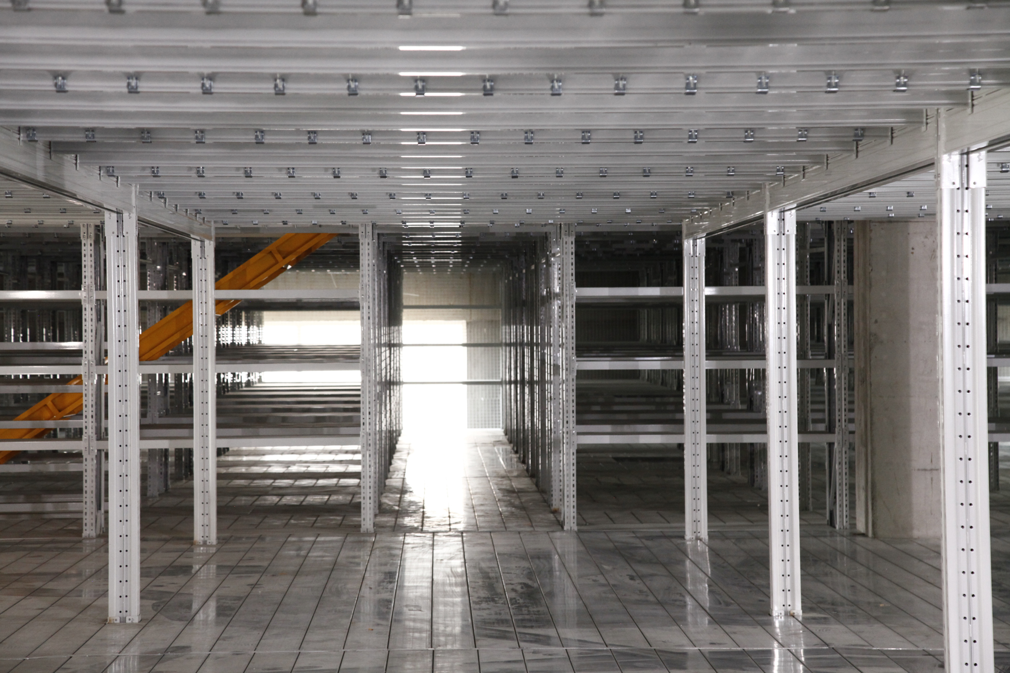 电子元器件行业仓储方案---阁楼货架