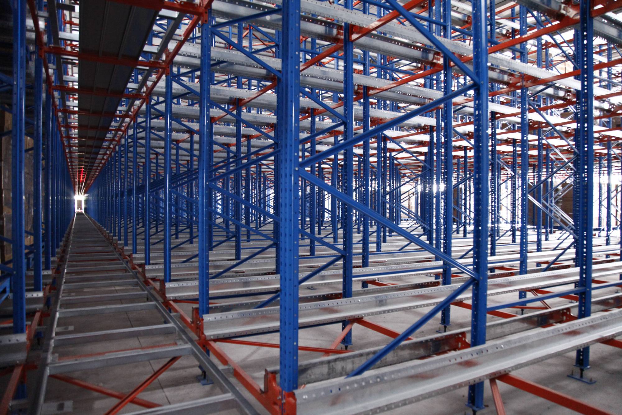 白酒行业仓储新宠---四向式穿梭车